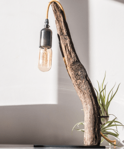 Lámpara artesanal de mesa Foz hecha a mano con madera de deriva